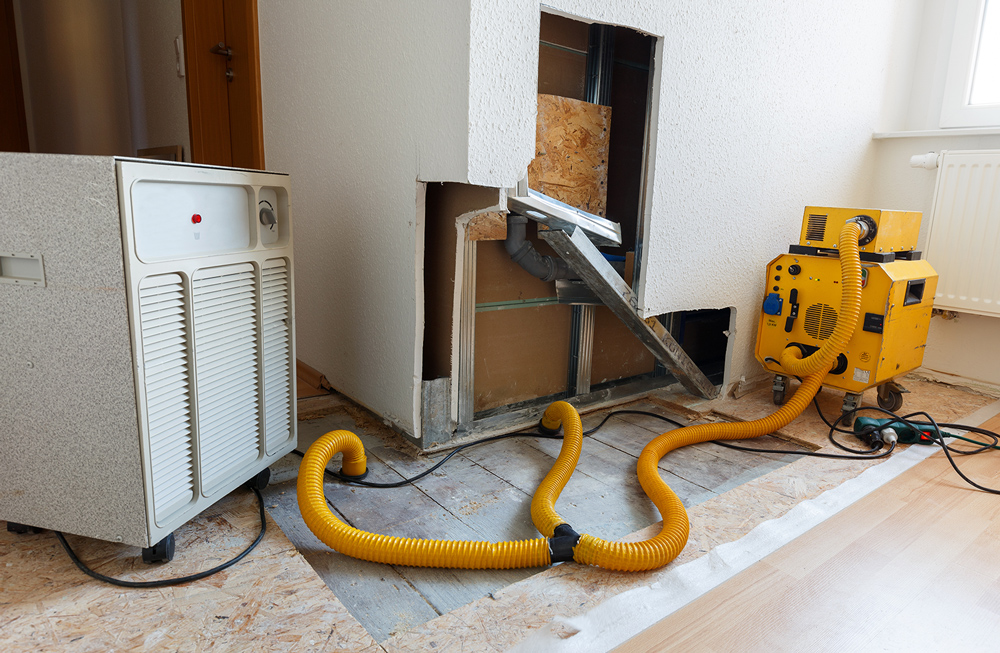 Bautrocknungsgerät im Einsatz bei kleinerer Trocknungsmaßnahme nach Wasserschaden in Lichtenau